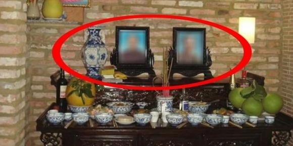 Việc đặt ảnh thờ bị nghiêng lệch được coi là biểu hiện của sự thiếu tôn kính và không trang nghiêm trong việc thờ cúng tổ tiên.