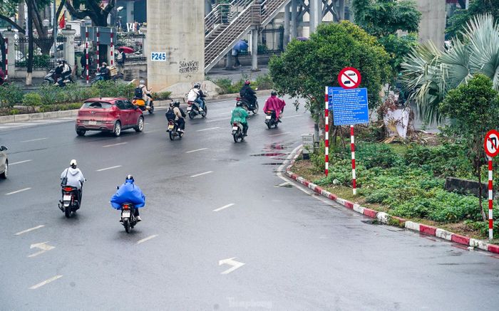 Vừa qua, văn phòng Chính phủ vừa có văn bản số 1364 truyền đạt ý kiến của Phó Thủ tướng Trần Hồng Hà yêu cầu Bộ Giao thông vận tải phối hợp với Bộ Công an và UBND các tỉnh, thành phố rà soát và xử lý các bất cập trong tổ chức giao thông đường bộ, bao gồm hệ thống biển báo, đèn tín hiệu, cấp phép và bố trí các điểm dừng, đỗ xe. Kết quả báo cáo Thủ tướng trước ngày 15/3.
