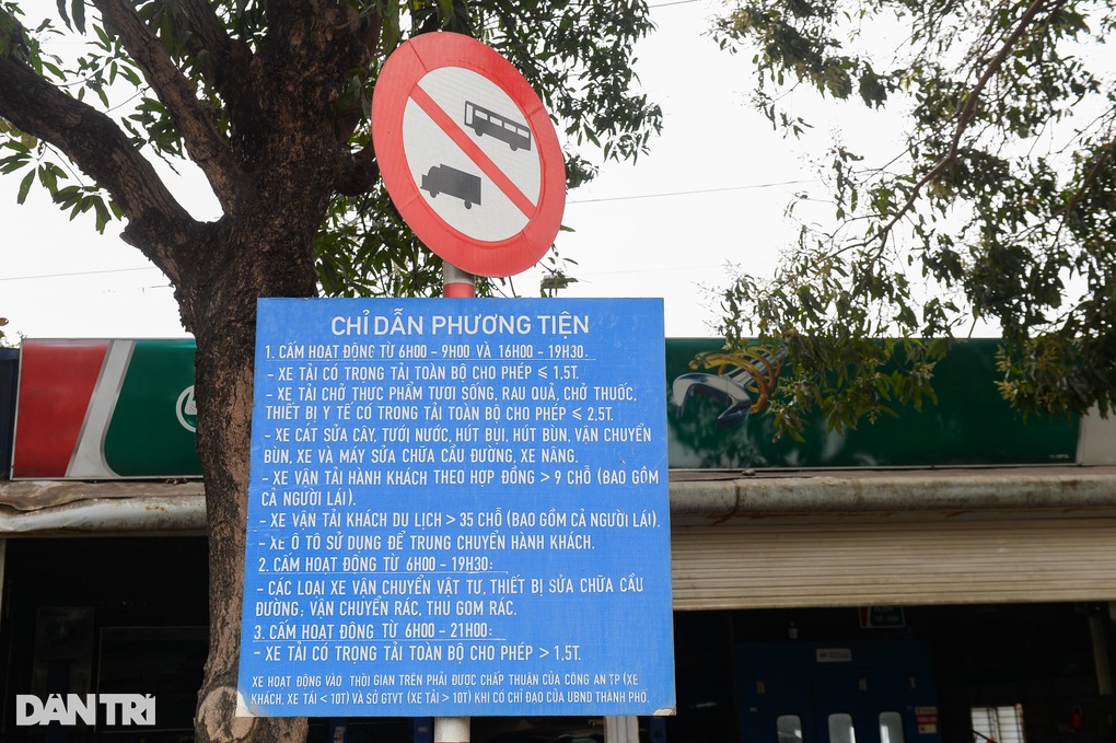 Biển báo kèm chữ lí nhí, tài xế xuống xe đọc 1 phút mới hết nội dung - 3