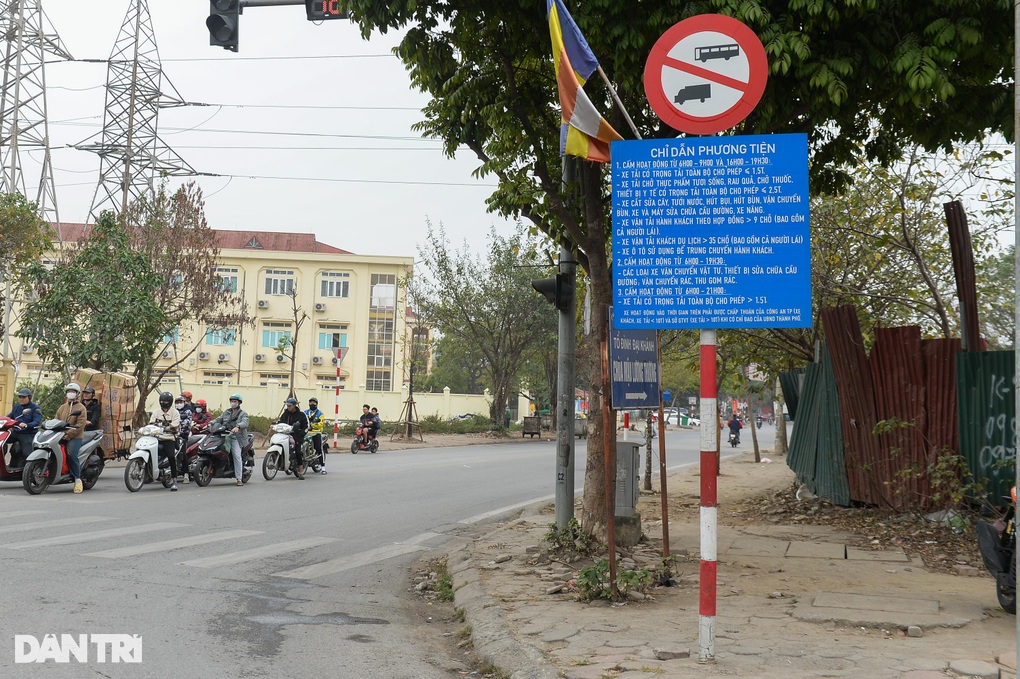 Biển báo kèm chữ lí nhí, tài xế xuống xe đọc 1 phút mới hết nội dung - 2