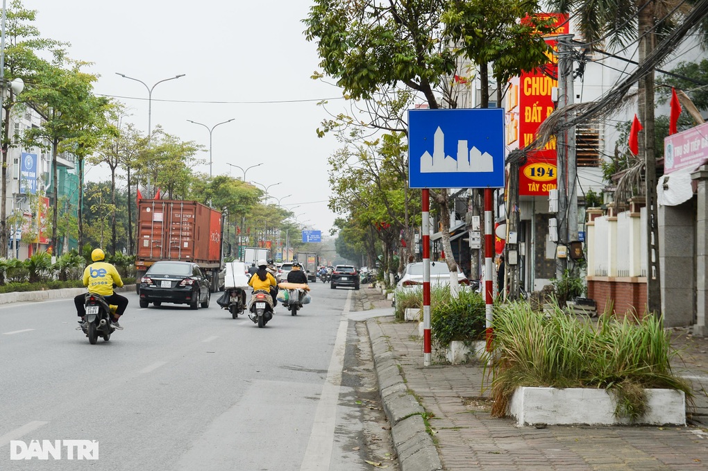 Biển báo kèm chữ lí nhí, tài xế xuống xe đọc 1 phút mới hết nội dung - 4