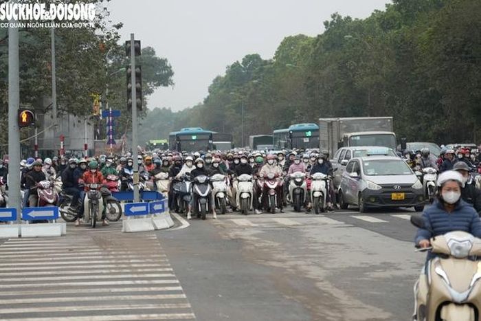 Đèn xanh còn vài giây mà chủ phương tiện dừng xe sẽ KHÔNG vi phạm lỗi không chấp hành tín hiệu đèn giao thông của Luật Trật tự, an toàn giao thông đường bộ 2024. Ảnh minh họa