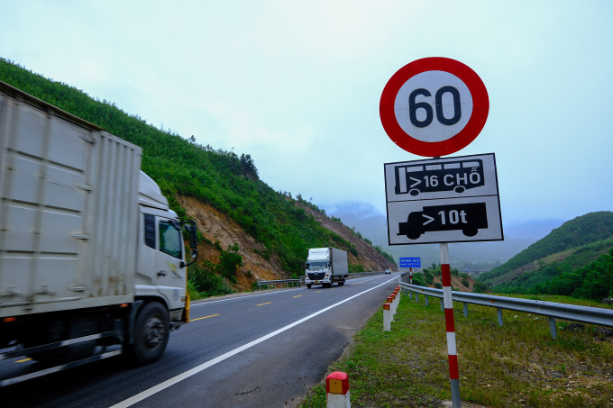 Biển hạn chế tốc độ tại cao tốc La Sơn - Tuý Loan nối TP Đà Nẵng và tỉnh Thừa Thiên Huế. Ảnh: Nguyễn Đông