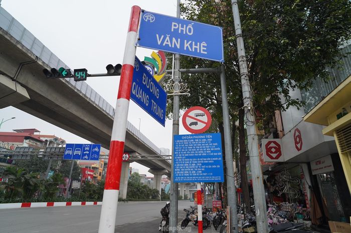 Tuyến phố Văn Khê (đoạn giao với Lý Thường Kiệt, Trần Đăng Ninh và đường Quang Trung, quận Hà Nội), khoảng cách chưa đầy 300m có tới ba biển đặt cùng một vị trí là biển tên đường, biển chỉ dẫn và biển báo giao thông.