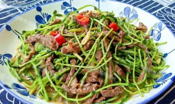 Cho một lượng vừa đủ lòng trắng trứng và tinh bột vào thịt bò, trộn đều. 