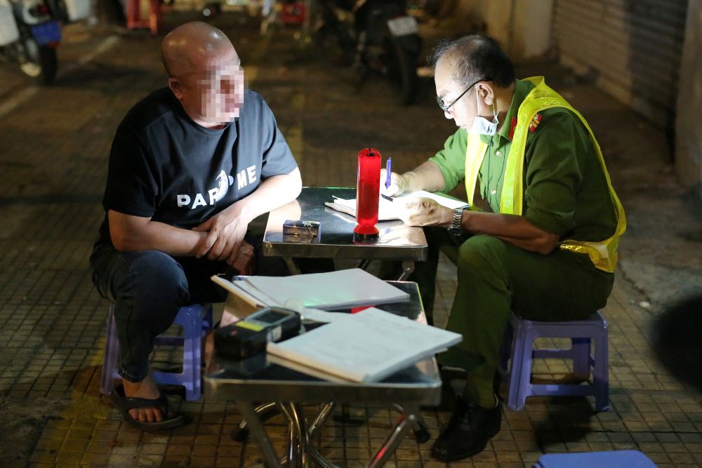 Hình ảnh ông C bị CSGT Quận 11 lập biên bản xử phạt. Ảnh: Đông Hoàng