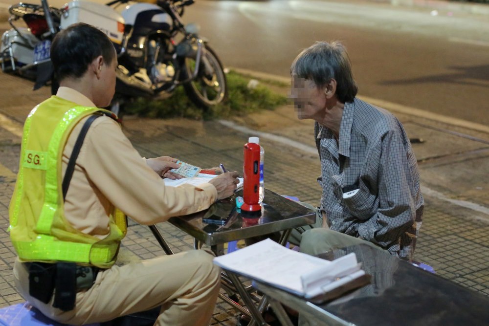 Ông D đi nhậu về bằng xe đạp bị CSGT xử phạt nồng độ cồn. Ảnh: Đông Hoàng