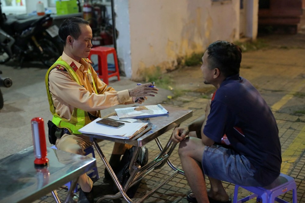 Ông H bị CSGT phạt vi phạm nồng độn cồn 2,5 triệu đồng. Ảnh: Đông Hoàng