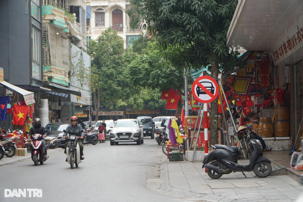Biển báo không có bắt đầu nhưng có kết thúc khiến tài xế lo dính bẫy - 1