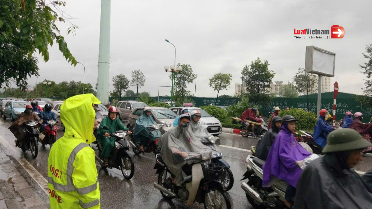 Làm thế nào để dừng xe mặc áo mưa không bị phạt tiền