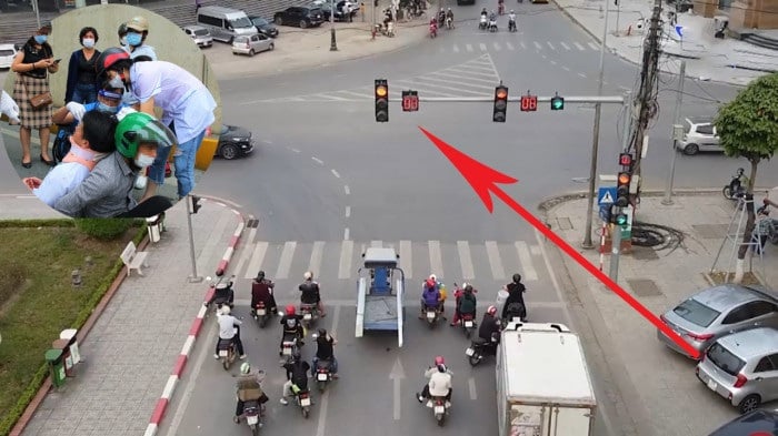 Mức phạt xe máy đè vạch dừng đèn đỏ: Người vi phạm nộp phạt cao nhất là bao nhiêu tiền? 