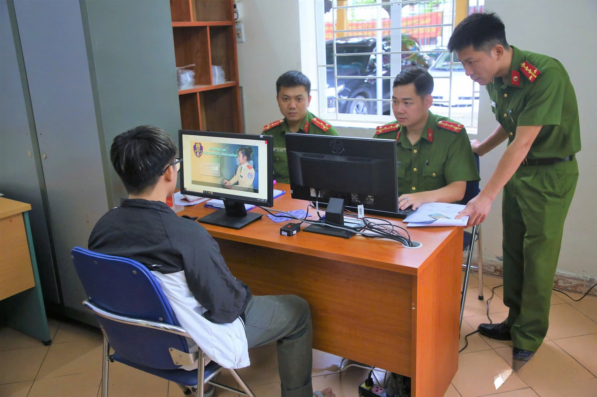 Cục CSGT: Người dân nộp hồ sơ đổi bằng lái xe tại xã, phường, sát hạch tại bất cứ đâu- Ảnh 2.