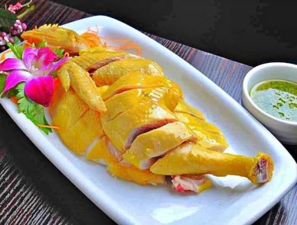 Thịt bò và các loại thịt đỏ chứa nhiều chất béo bão hòa, có thể làm tăng cholesterol trong máu, từ đó gia tăng nguy cơ mắc bệnh tim mạch và đột quỵ.