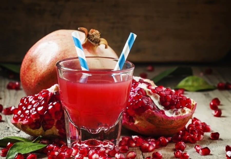 Các chuyên gia cho biết nước ép lựu, vì được chiết xuất từ quả lựu, mang lại nhiều lợi ích sức khỏe tương tự như chính trái cây này. 