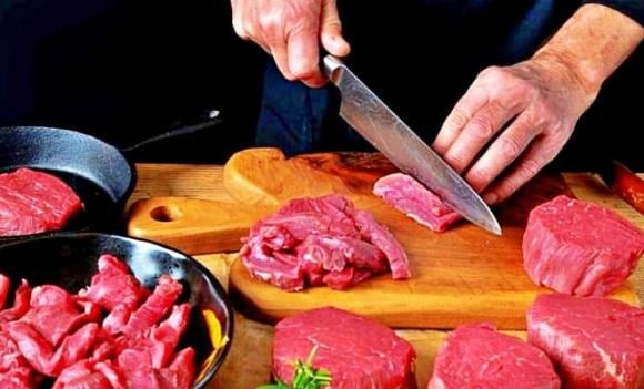 Tháng Tư, khi cơ thể cần thanh lọc sau mùa đông và các độc tố tích tụ, việc hạn chế thịt đỏ và thịt gia cầm sẽ giúp giảm bớt gánh nặng cho gan và hệ tiêu hóa, giúp cơ thể dễ dàng hơn trong quá trình thanh lọc. 