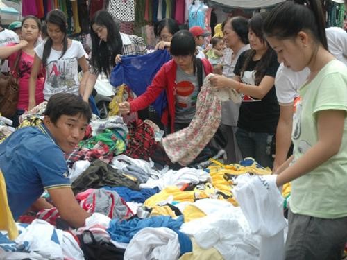 Quần áo giá rẻ: dễ mua, dễ mặc và… dễ bệnh