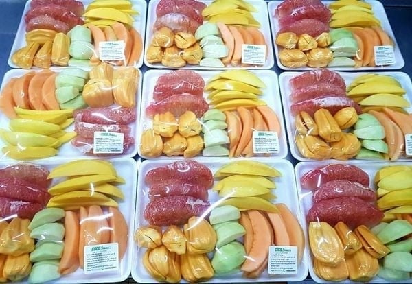 Khi vào cửa hàng, bạn sẽ dễ dàng nhìn thấy khu vực bày bán các loại hoa quả tươi, trong đó có cả những phần hoa quả đã được gọt và thái sẵn. 