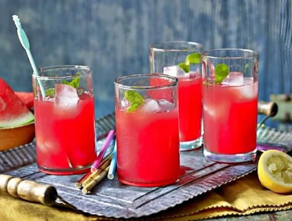 Khi nhắc đến món giải nhiệt mùa hè, dưa hấu luôn đứng đầu danh sách. 