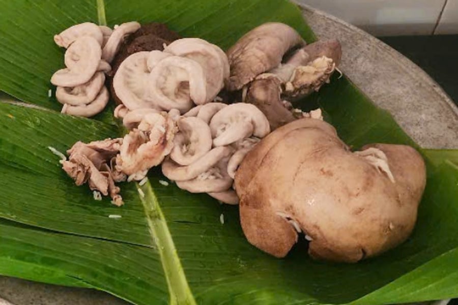 Giữa cơn sốt lòng xe điếu trên mạng xã hội và các quán ăn, nhiều người tiêu dùng dễ bị đánh lừa bởi vẻ ngoài hấp dẫn của lòng giả – giòn bất thường, trắng tinh và không có mùi đặc trưng. 