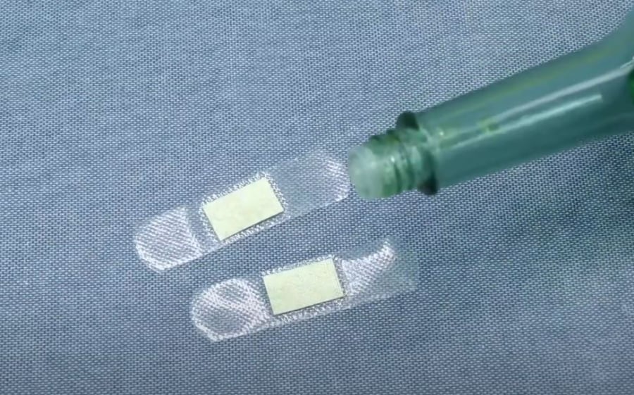 Đổ tinh dầu vào phần bông ở giữa miếng urgo.