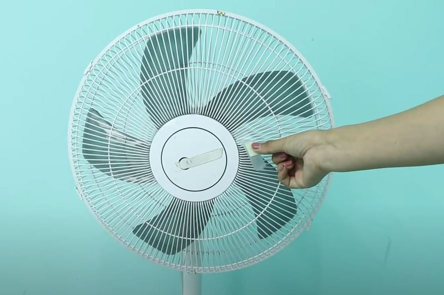 Đem miếng urgo dán lên lồng quạt.