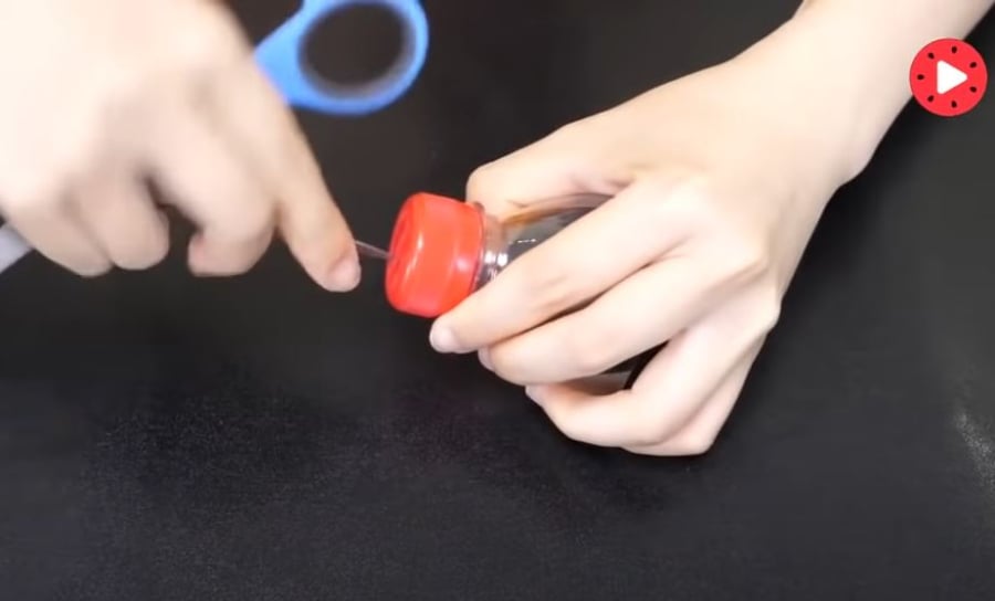 dat-bui-nhui-thep-vao-chai-nhua-02