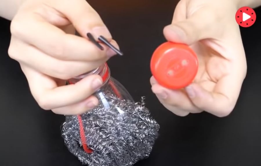 dat-bui-nhui-thep-vao-chai-nhua-04