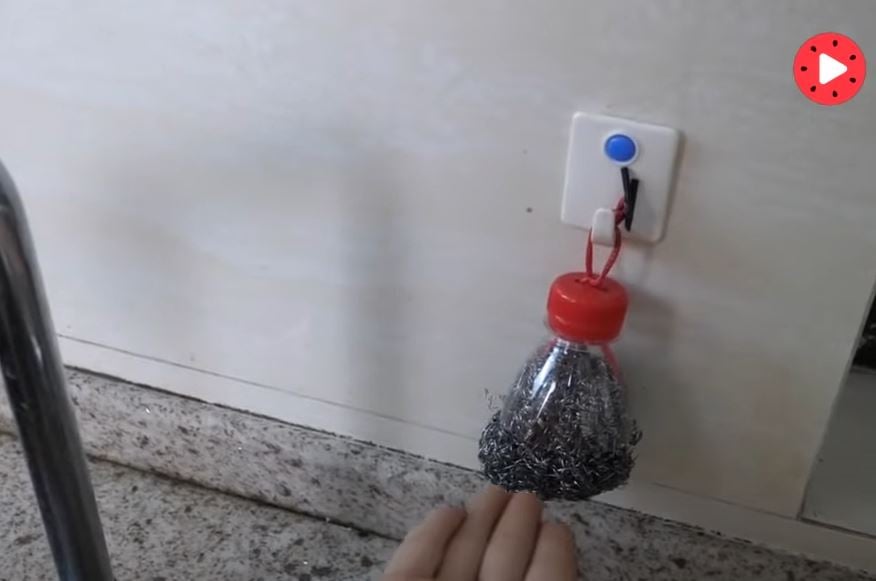 dat-bui-nhui-thep-vao-chai-nhua-06