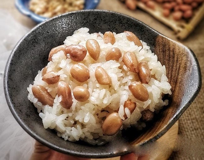 Không cần topping cầu kỳ, chỉ một nắm xôi lạc (xôi đậu phộng) rắc thêm chút muối mè hoặc hành phi cũng đủ khiến bạn no bụng đến trưa. 