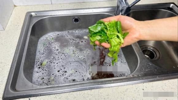 Khi thấy nước không thoát được trong bồn rửa, điều đầu tiên cần làm là ngừng sử dụng ngay. 