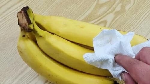 Sau khi rửa xong, hãy để chuối ráo nước rồi dùng khăn giấy sạch lau khô bề mặt.