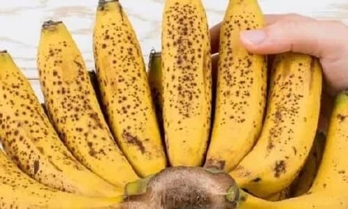 Việc đầu tiên cần làm là “cho chuối tắm” – rửa nhẹ nhàng dưới vòi nước chảy. 