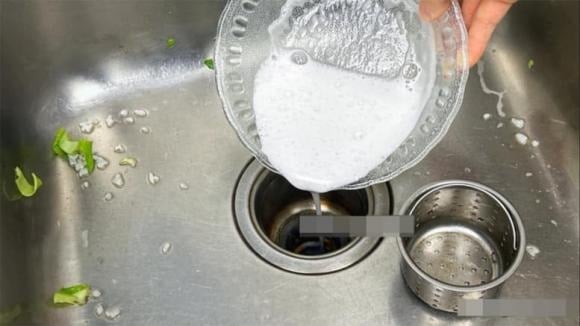 Đổ hỗn hợp trực tiếp xuống miệng cống. Soda sẽ đánh bay các mảng bám, giấm giúp diệt khuẩn và làm mềm chất bẩn, trong khi nước rửa chén hòa tan dầu mỡ hiệu quả.