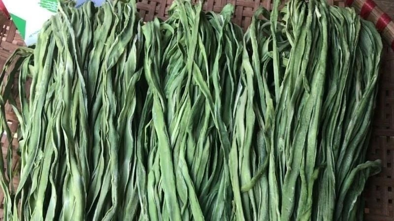 Rau tiến vua – hay còn được biết đến với nhiều tên gọi dân gian như rau công sôi, rau cần biển, rau câu hay rau cần khô – là một loại thực vật quý chứa hàm lượng dinh dưỡng cao. 