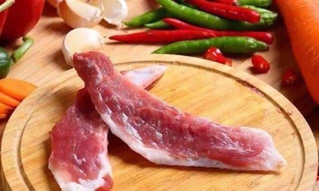 Nghe tên có vẻ lạ, nhưng xương lưỡi liềm là phần đặc biệt nằm ở khớp nối giữa hai chân trước của con lợn, gần chiếc xương có hình cong như lưỡi liềm – vì thế mà có tên gọi này. 