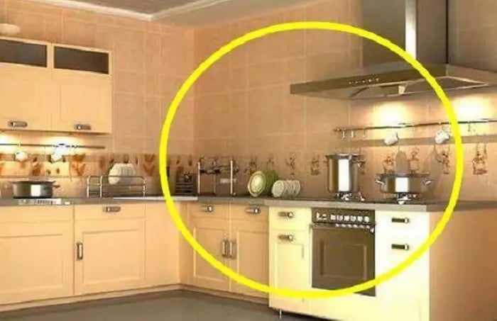 Đặt bếp dưới điều hòa là điều kiêng kỵ trong phong thủy nhà ở. (Ảnh minh họa)