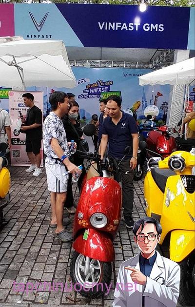 Người dân hào hứng đổi xe máy điện. Ảnh: Xuyên Đông