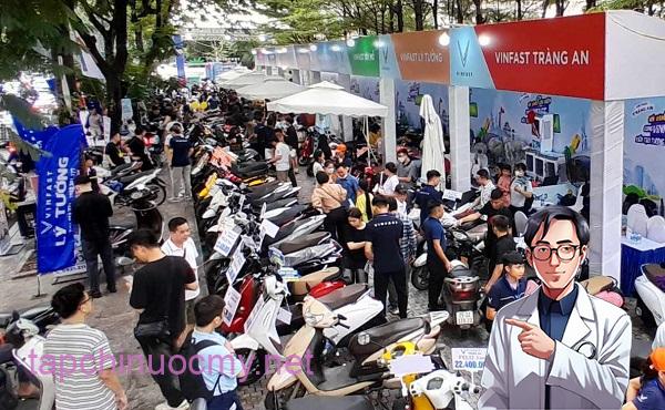Sự kiện đổi xe máy xăng lấy xe máy điện thu hút rất đông người dân. Ảnh: Xuyên Đông