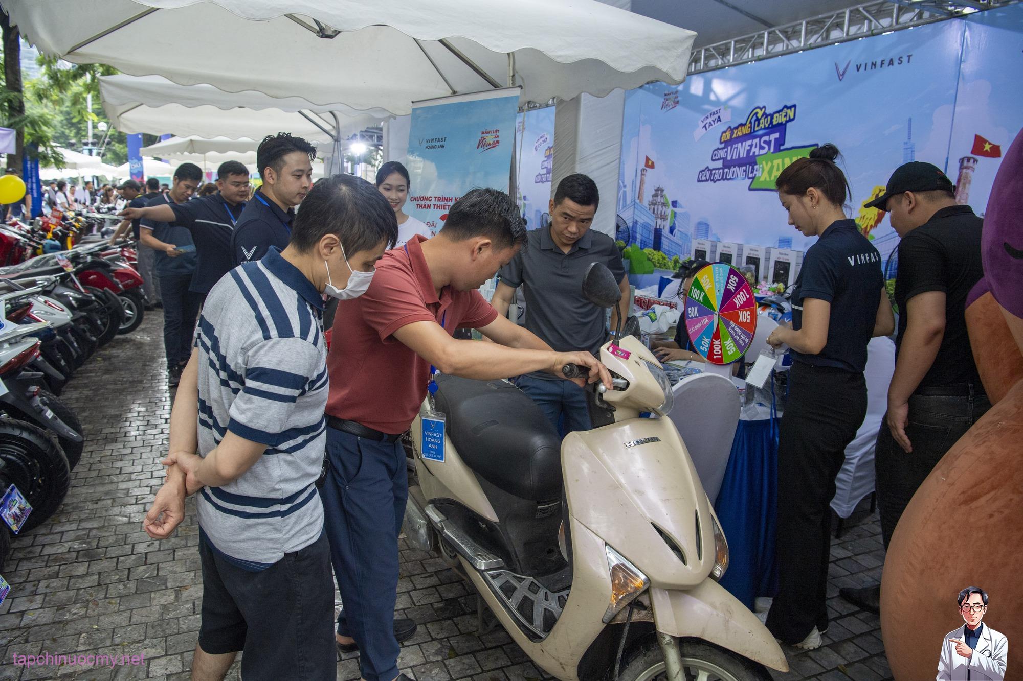 Dân chơi Hà thành mang cả Kawasaki đi ‘đổi xăng lấy điện’ VinFast, có kèo xe công nghệ nhanh 1 nốt nhạc- Ảnh 2.