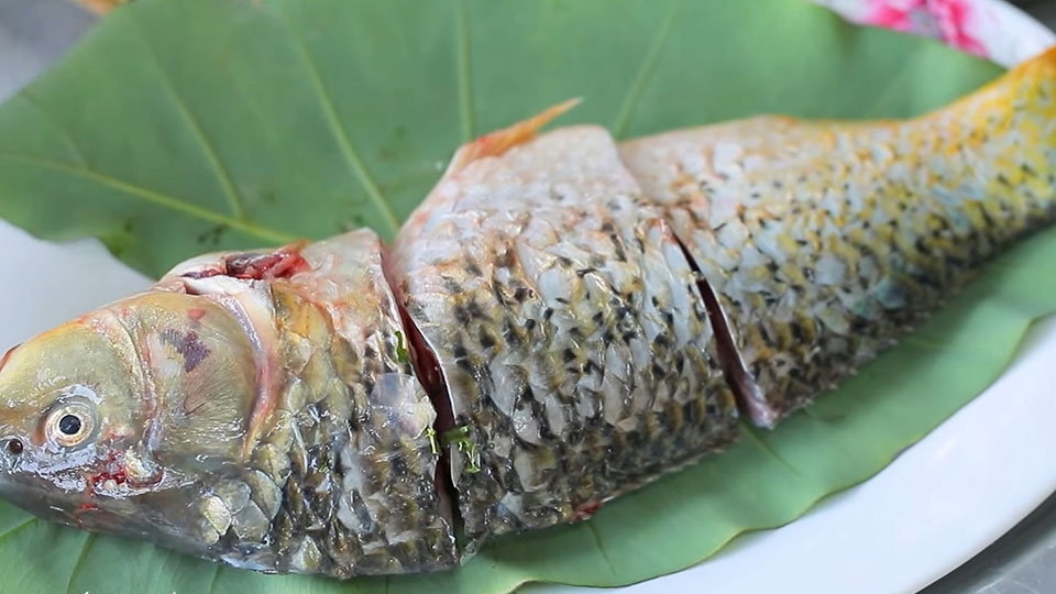 Cá làm sạch và cắt khúc