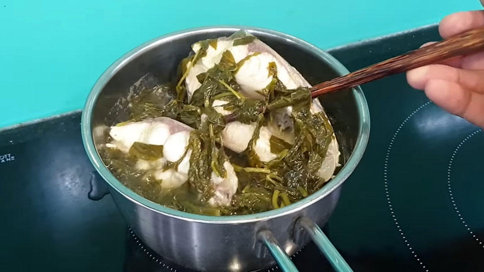 Nấu cá cùng với rau sắn