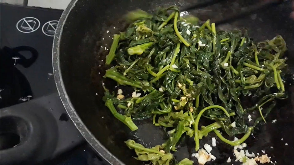 Xào rau sắn với tỏi