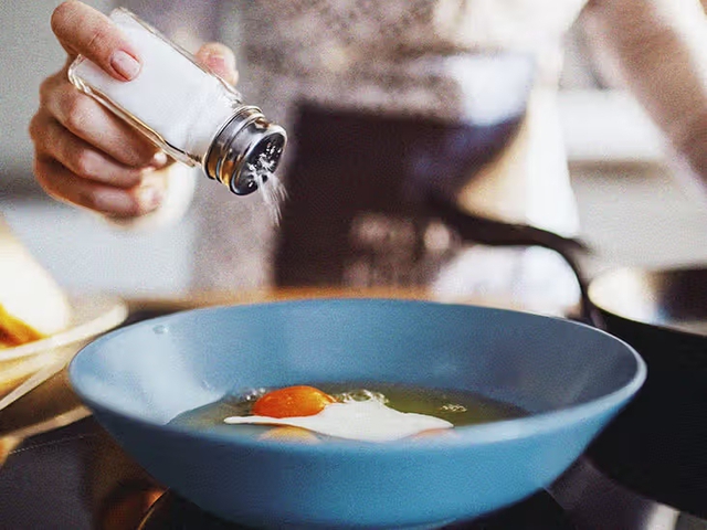 Cả nhà 3 người cùng phát hiện u tuyến giáp, người mẹ ngã quỵ: “Tôi tưởng 2 thứ đó ăn càng nhiều càng tốt, phòng ung thư” - Ảnh 3.