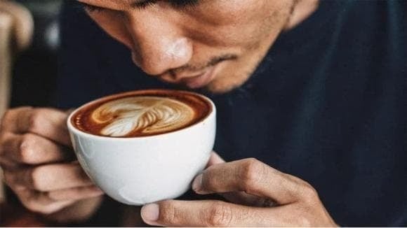 Cà phê là thức uống khoái khẩu của nhiều người, nhưng caffeine lại là “thủ phạm” làm giảm khả năng hấp thụ canxi tại ruột và tăng đào thải canxi qua nước tiểu.