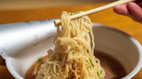 Bác sĩ Hoàng Huyền – chuyên gia hồi sức cấp cứu tại Đài Loan – cảnh báo rằng, dù mì ăn liền là món ăn tiện lợi và phổ biến, nhưng nếu sử dụng không đúng cách, người dùng có thể đối mặt với nhiều rủi ro sức khỏe nghiêm trọng. 